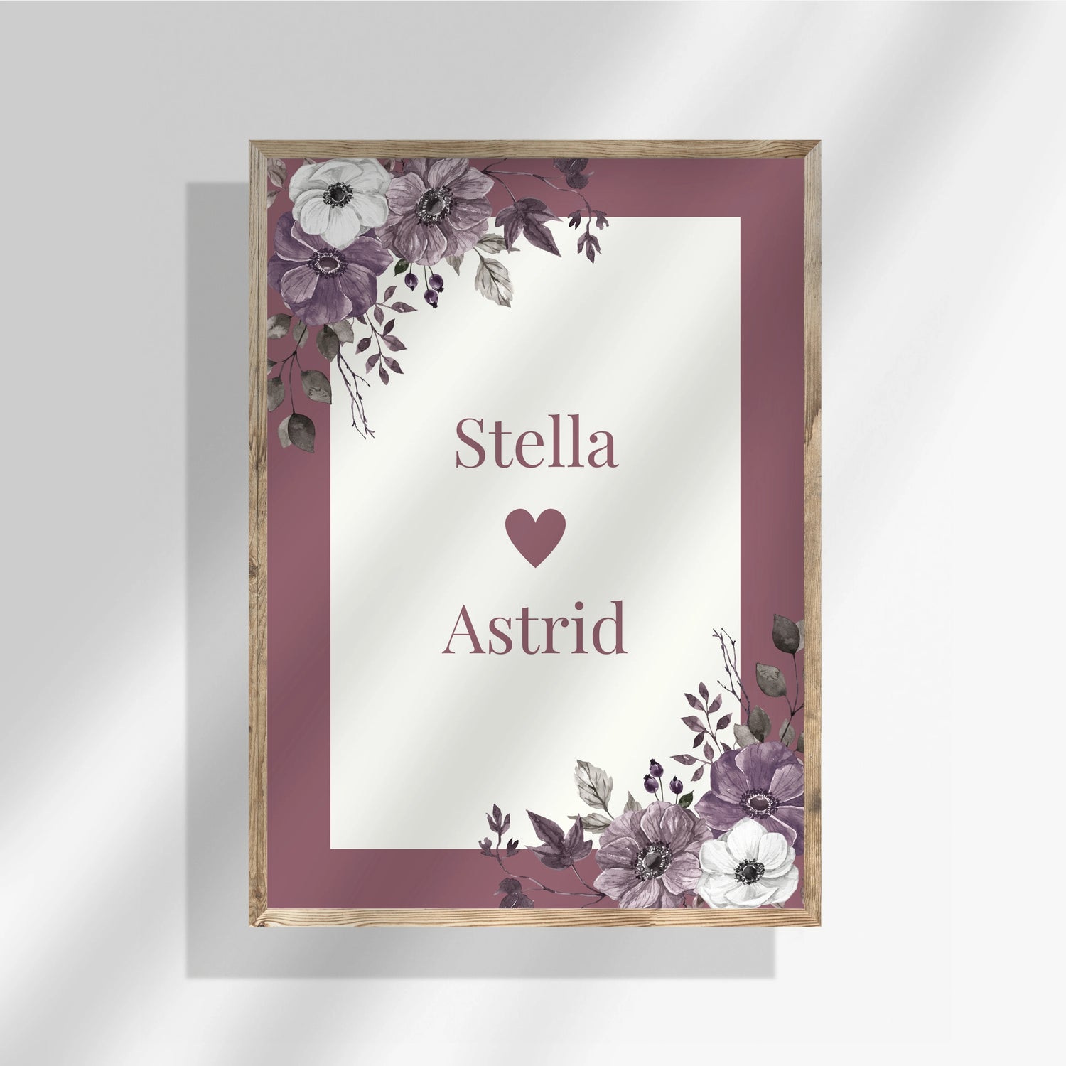 Syskonposter med mörkrosa ram och vit mittdel med hjärta. Anpassa med två barns namn, elegant placerade runt hjärtat på vit bakgrund. Stilren design.