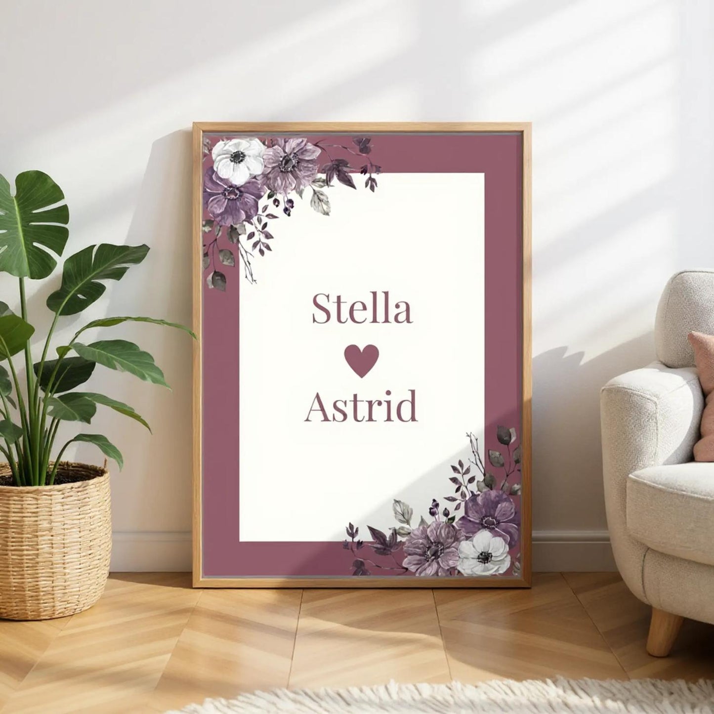 Syskonposter i färgen mörkrosa. En poster står på golvet. Syskonpostern är personaliserad med två namn.