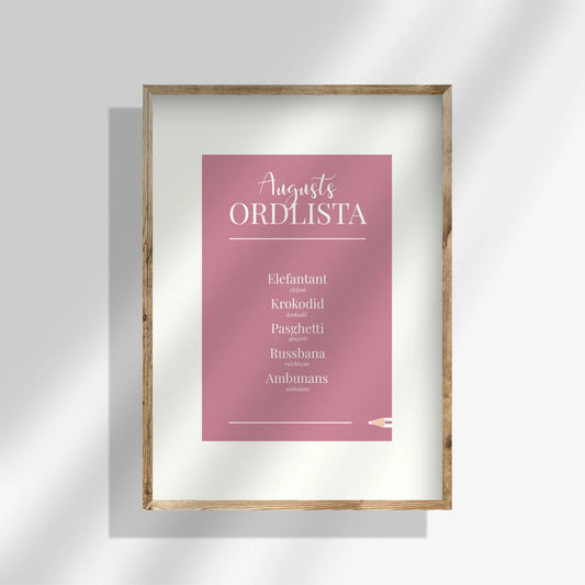 Rosa personlig ordlistsposter med 5 ord och bred vit kant. Ditt barns unika ord, definitioner och facit till varje felsägning centrerade på rosa bakgrund.