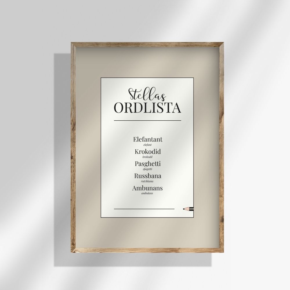 Personlig ordlistposter i beige färg. En harmonisk tavla för barn där barns ord får ta plats – en poster med text som blir ett minne att spara.