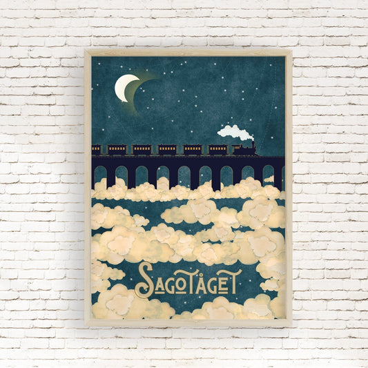 Blå helfärgad poster med sagotåg bland molnen. Drömsk illustration av ett magiskt tåg på himmelsfärd. Stjärnor i den blå bakgrunden skapar en sagolik natthimmel. Tryckt på matt premiumpapper. Vit bakgrund