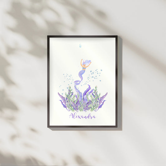 Vit helfärgad namnposter med lila sjöjungfru på havets botten. Personalisera med barnets namn. Magisk lila undervattensillustration på vit bakgrund. Tryckt på matt premiumpapper.