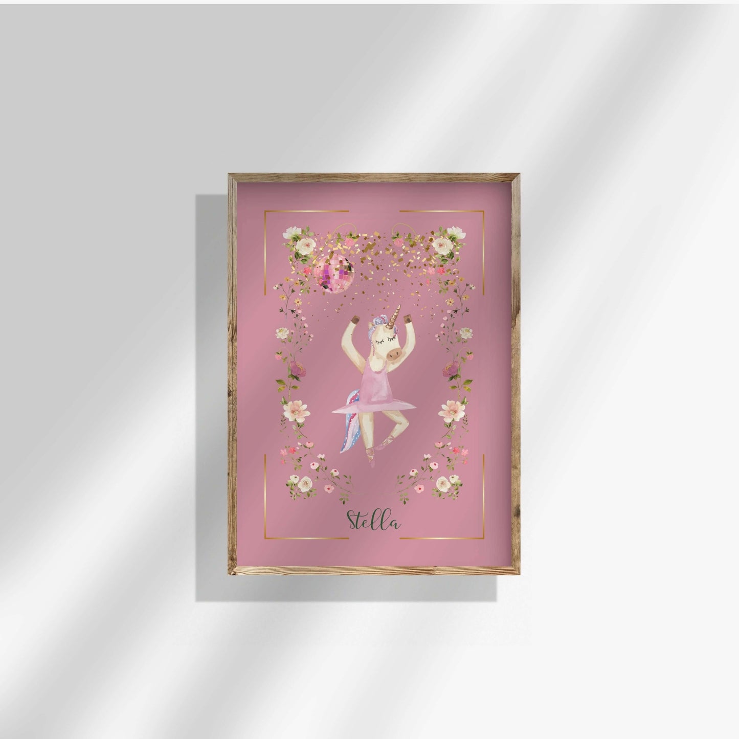 Rosa helfärgad namnposter med dansande rosa enhörning på disco. Personalisera med barnets namn. Glittrig, färgglad illustration på rosa bakgrund. utzoomad.