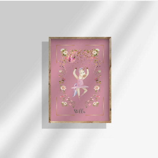 Rosa helfärgad namnposter med dansande rosa enhörning på disco. Personalisera med barnets namn. Glittrig, färgglad illustration på rosa bakgrund. utzoomad.