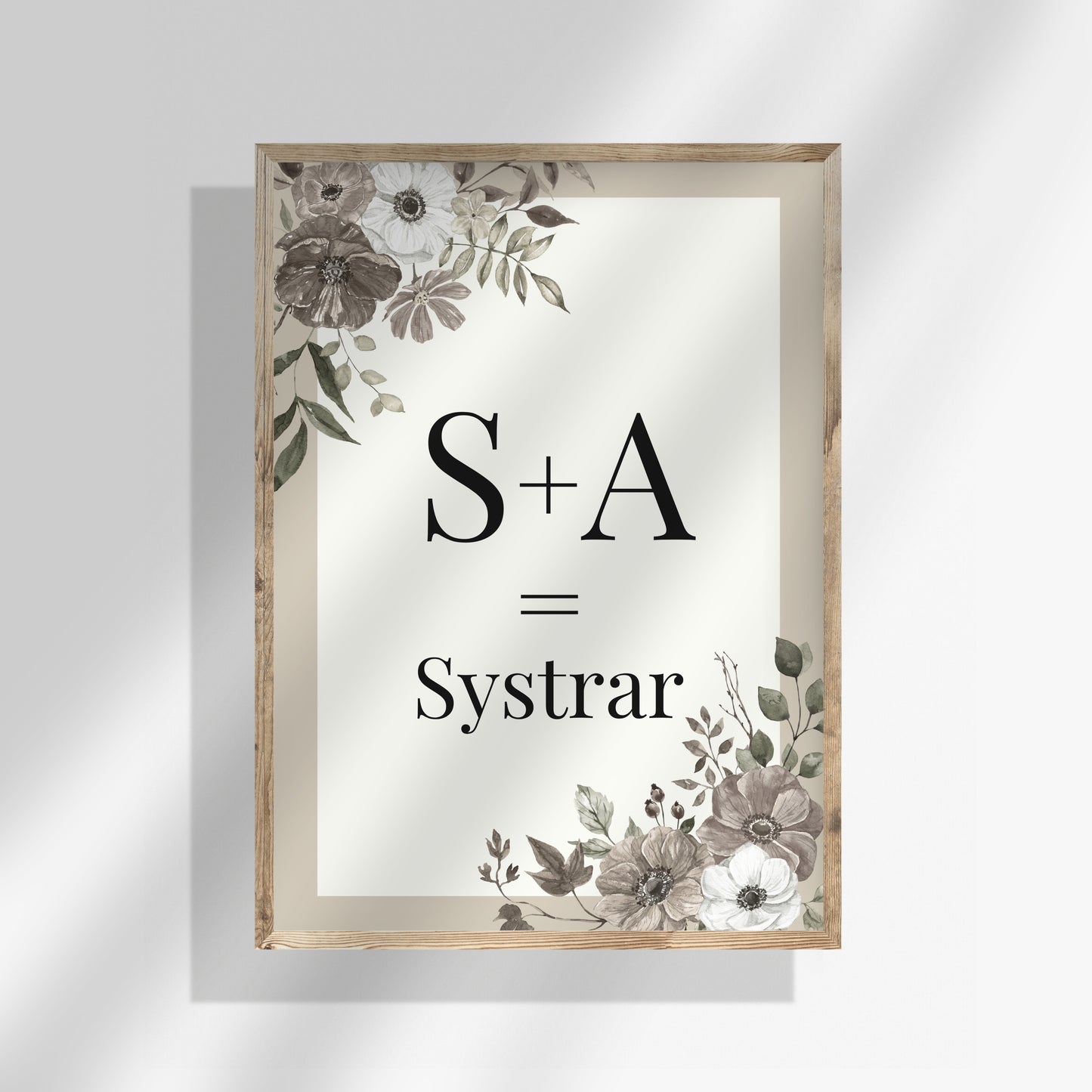 Syskonposter med beige ram och vit mitt med syskonformel. Anpassa med två bokstäver och typ av syskonrelation på den vita centrumytan. Mjuk, neutral design.