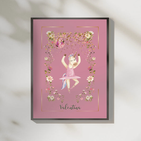 Rosa helfärgad namnposter med dansande rosa enhörning på disco. Personalisera med barnets namn. Glittrig, färgglad illustration på rosa bakgrund. Tryckt på matt premiumpapper.