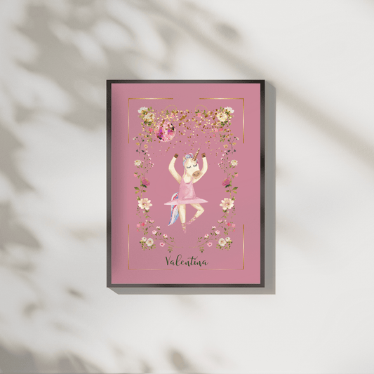 Rosa helfärgad namnposter med dansande rosa enhörning på disco. Personalisera med barnets namn. Glittrig, färgglad illustration på rosa bakgrund. Tryckt på matt premiumpapper. Liten.