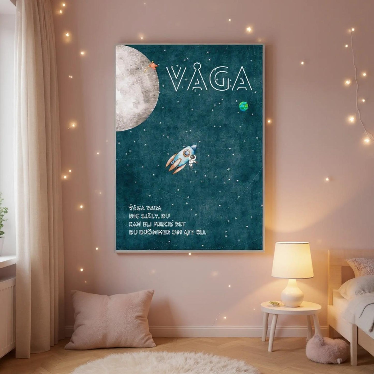 Blå helfärgad 'Våga'-poster med astronaut i rymden. Inspirerande budskap om att våga vara sig själv och tro på sina drömmar. Stjärnbeströdd blå bakgrund som förstärker rymdkänslan. 