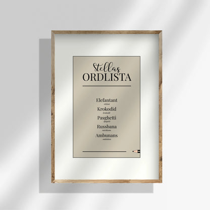 Beige personlig ordlistsposter med 5 ord och vit passepartout-kant. Barnets speciella ord, betydelser och korrekt ord vid felsägningar mot beige bakgrund