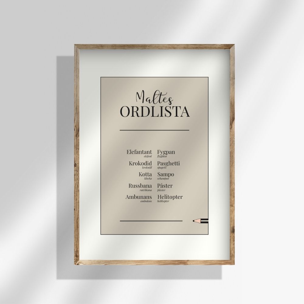 Beige personlig ordlistsposter med 10 ord och vit passepartout-kant. Barnets större ordlista med betydelser och korrekt ord vid felsägningar mot beige bakgrund. 