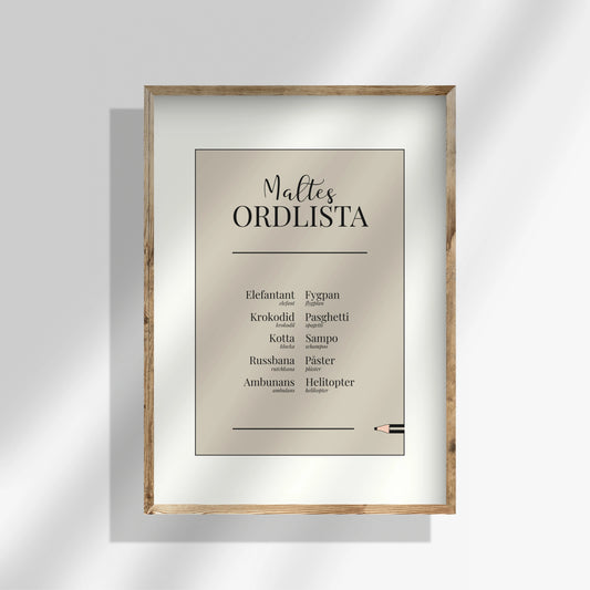 Beige personlig ordlistsposter med 10 ord och vit passepartout-kant. Barnets större ordlista med betydelser och korrekt ord vid felsägningar mot beige bakgrund.