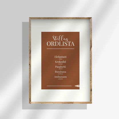 Brun personlig ordlistsposter med 5 ord och vit inbyggd passepartout. Ditt barns egna ord, förklaringar och facit till varje felsägning på brun bakgrund.