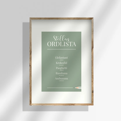 Grön personlig ordlistsposter med 5 ord och vit inbyggd passepartout. Ditt barns unika ord, definitioner och facit till varje felsägning på grön bakgrund.