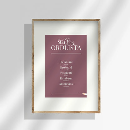 Mörkrosa personlig ordlistsposter med 5 ord och vit passepartout-kant. Barnets egna ord, förklaringar och korrekt ord vid felsägningar på mörkrosa bakgrund.
