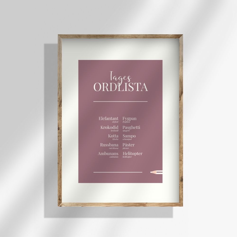 Mörkrosa personlig ordlistsposter med 10 ord och vit passepartout-kant. Barnets större ordsamling med förklaringar och korrekt ord vid felsägningar. 