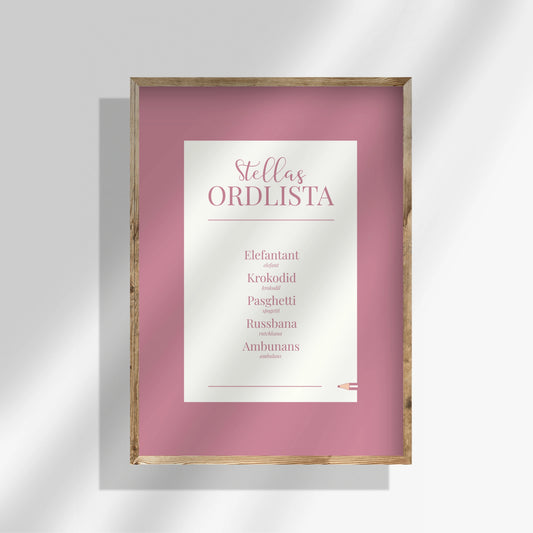 Personlig ordlistsposter med rosa kant och vit mitt, 5 ord. Ditt barns unika ord, definitioner och facit till varje felsägning på vit bakgrund, inramad av rosa.