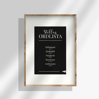 Svart personlig ordlistsposter med 5 ord och bred vit passepartout-kant. Barnets unika ord, definitioner och korrekt ord vid felsägningar mot svart bakgrund.