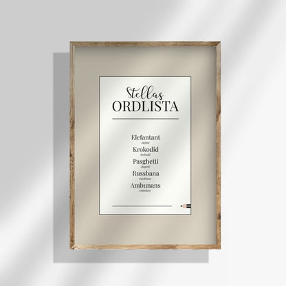 Personlig ordlistposter i beige färg. En harmonisk tavla för barn där barns ord får ta plats – en poster med text som blir ett minne att spara.