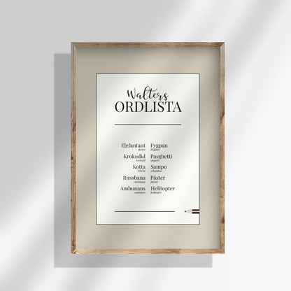 Personlig ordlistsposter med beige kant och vit mitt, 10 ord. Barnets omfattande ordlista med betydelser och korrekt ord vid felsägningar, inramad av beige.