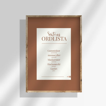 Personlig ordlistposter i varm brun ton. En tavla för barn som berättar små historier genom barns ord, i en poster med text som känns både varm och tidlös.