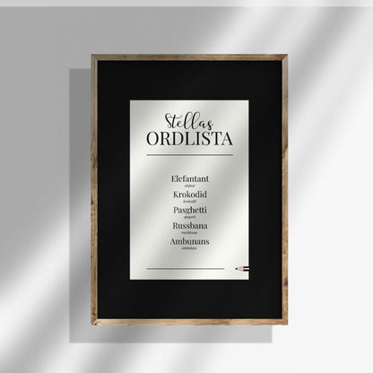 Personlig ordlistposter i svart design. En stilren barnposter som framhäver barns ord på ett vackert och enkelt sätt – väggkonst för barnrummet med känsla.