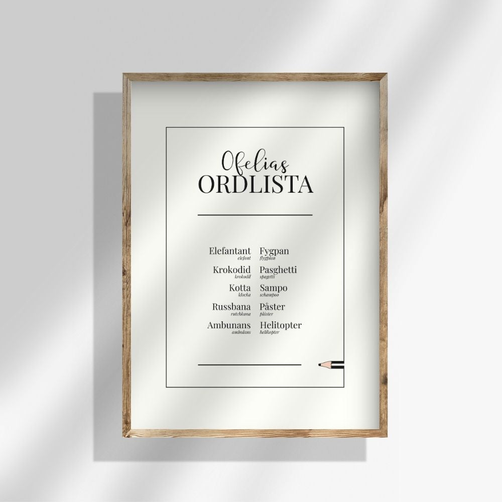 Personlig ordlistsposter i helvitt med subtil kantdesign, 10 ord. Ditt barns utförliga ordlista med betydelser och facit till varje felsägning i elegant ton-i-ton.