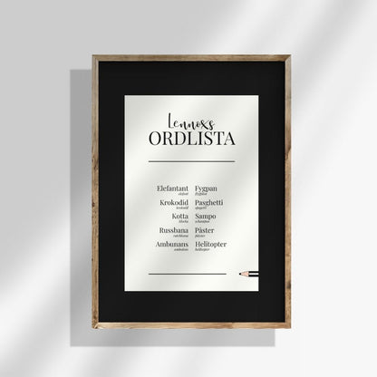 Personlig ordlistsposter med svart kant och vit mitt, 10 ord. Barnets större ordlista med definitioner och korrekt ord vid felsägningar, inramad av svart.