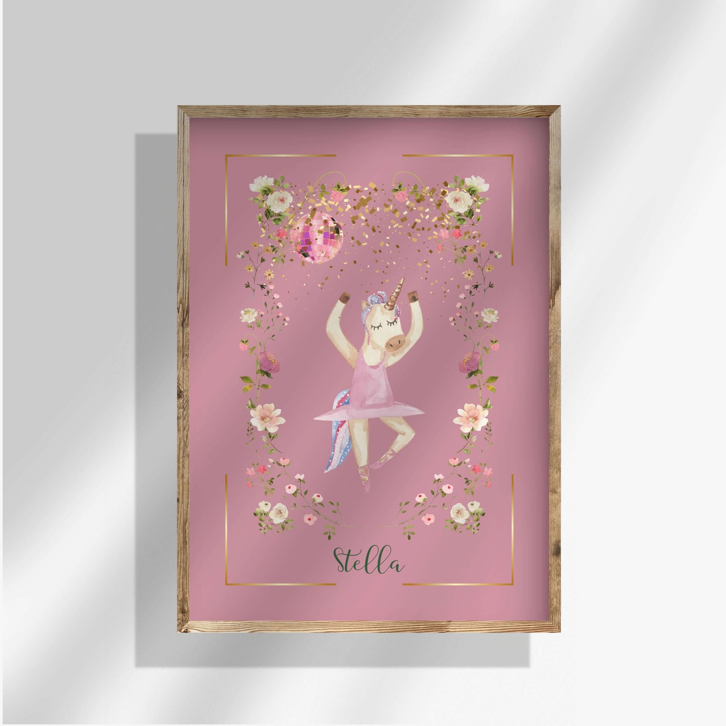 Rosa helfärgad namnposter med dansande rosa enhörning på disco. Personalisera med barnets namn. Glittrig, färgglad illustration på rosa bakgrund. 