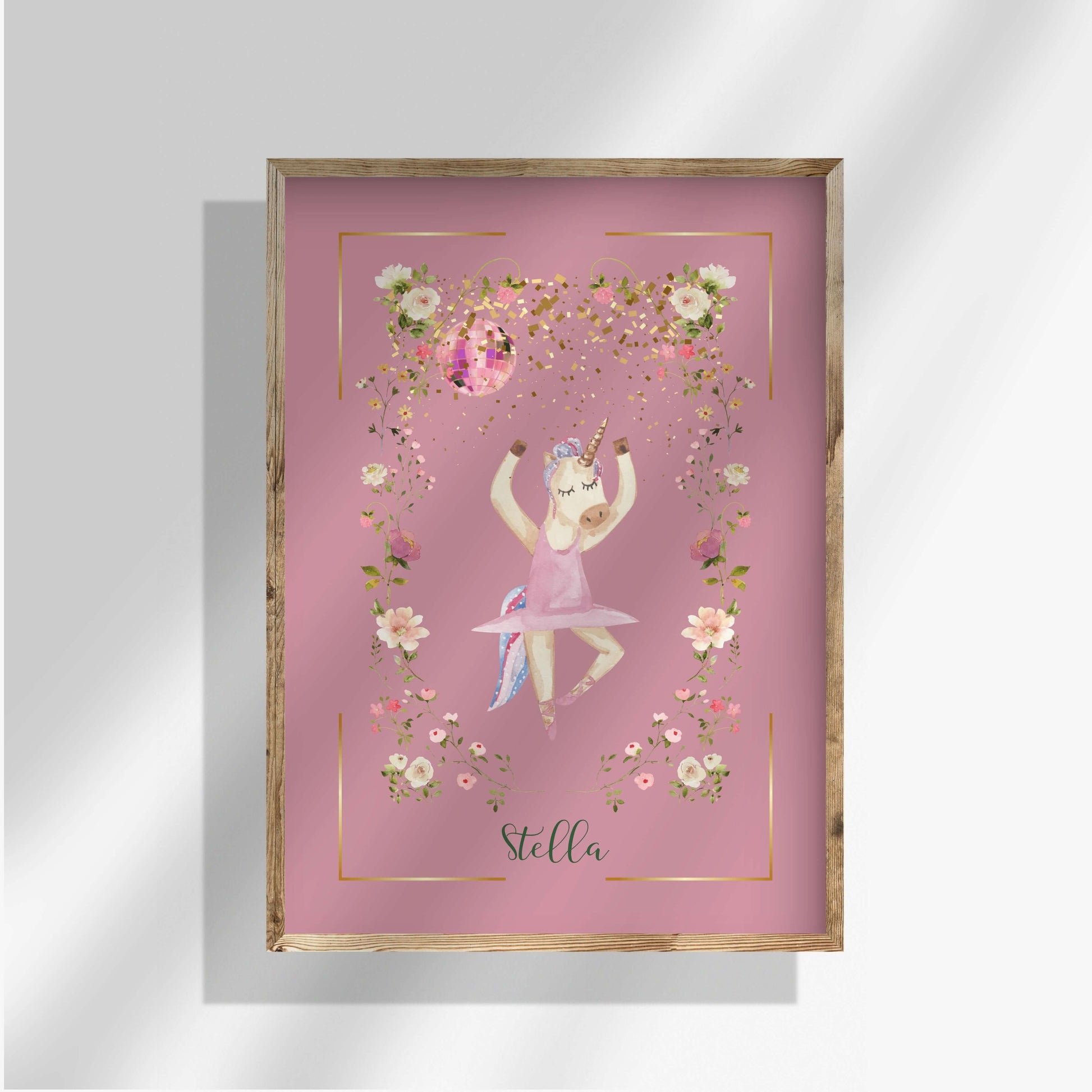 Rosa helfärgad namnposter med dansande rosa enhörning på disco. Personalisera med barnets namn. Glittrig, färgglad illustration på rosa bakgrund. 