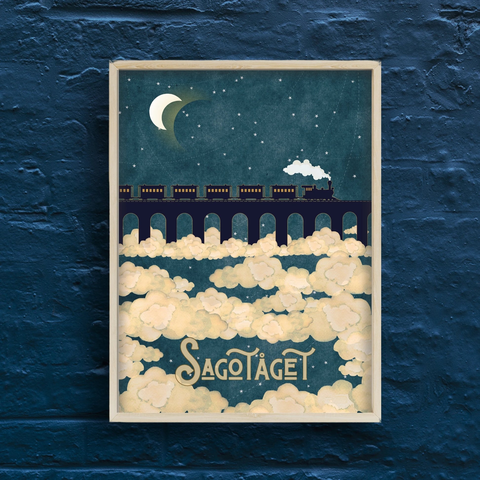 Blå helfärgad poster med sagotåg bland molnen. Drömsk illustration av ett magiskt tåg på himmelsfärd. Stjärnor i den blå bakgrunden skapar en sagolik natthimmel. Tryckt på matt premiumpapper.