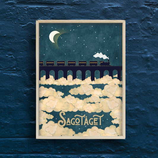 Blå helfärgad poster med sagotåg bland molnen. Drömsk illustration av ett magiskt tåg på himmelsfärd. Stjärnor i den blå bakgrunden skapar en sagolik natthimmel. Tryckt på matt premiumpapper.