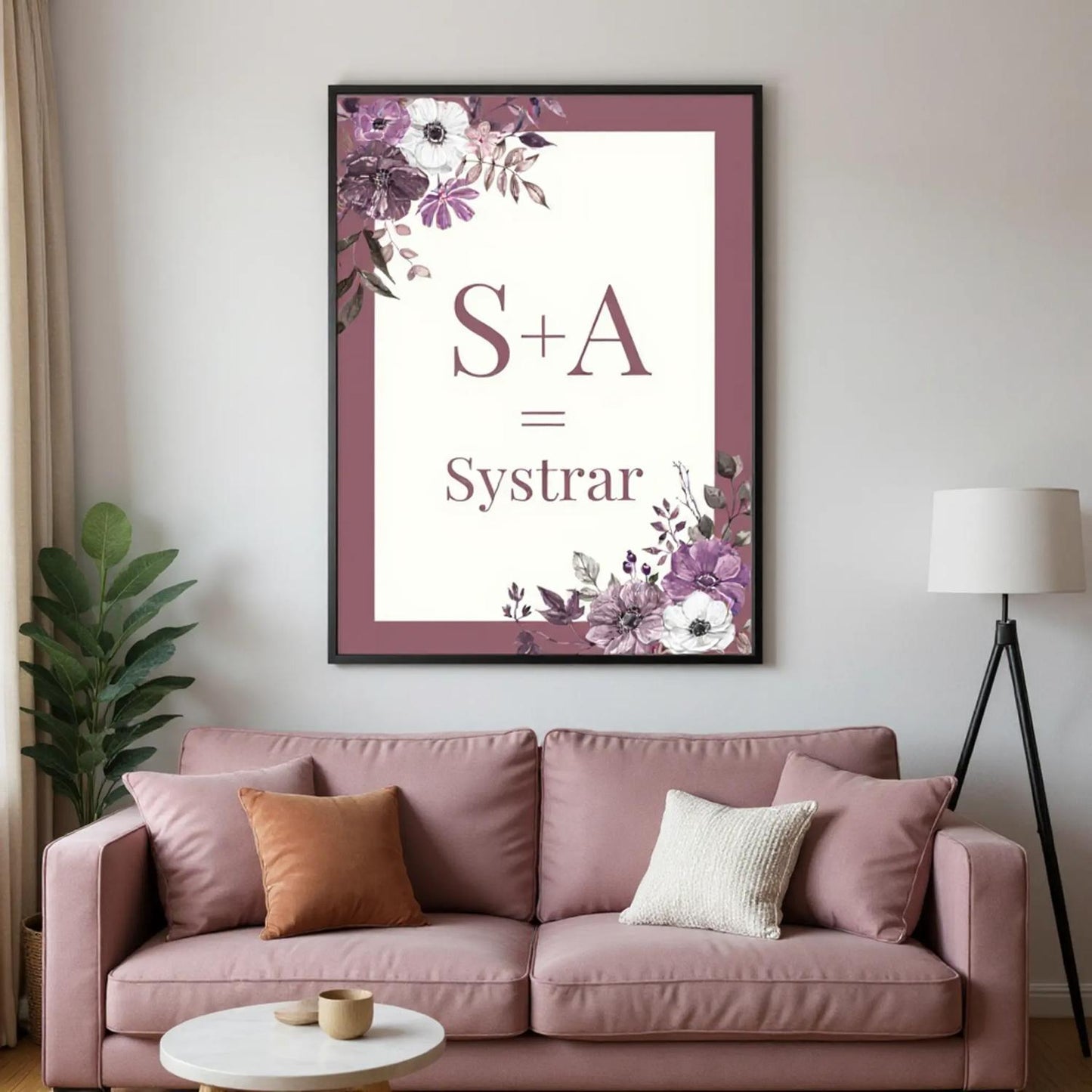 En mörkrosa syskonposter som hänger på en vägg. Syskonpostrn går att personalisera med unika initialer.