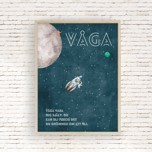 Blå helfärgad 'Våga'-poster med astronaut i rymden. Inspirerande budskap om att våga vara sig själv och tro på sina drömmar. Stjärnbeströdd blå bakgrund som förstärker rymdkänslan. Tryckt på matt premiumpapper, vit bakgrund.
