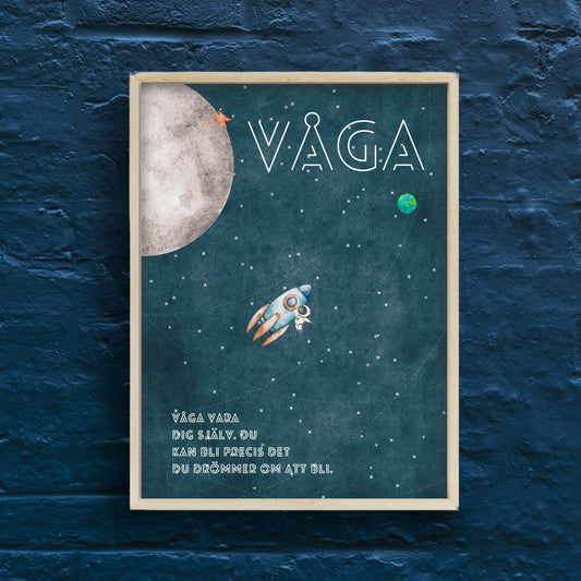 Blå helfärgad 'Våga'-poster med astronaut i rymden. Inspirerande budskap om att våga vara sig själv och tro på sina drömmar. Stjärnbeströdd blå bakgrund som förstärker rymdkänslan. Tryckt på matt premiumpapper utan ram.