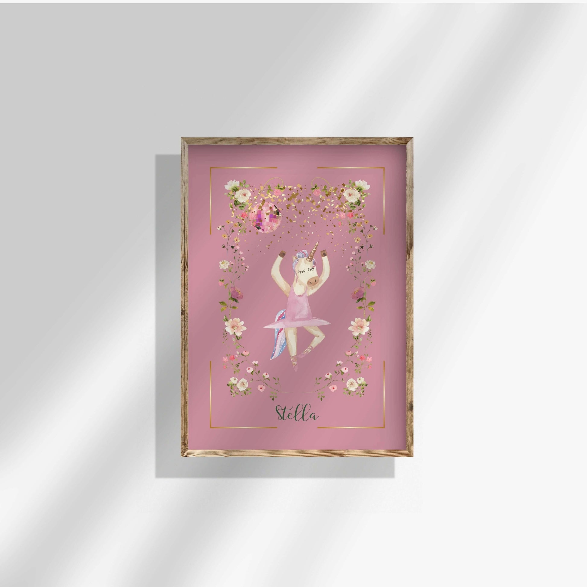 Rosa helfärgad namnposter med dansande rosa enhörning på disco. Personalisera med barnets namn. Glittrig, färgglad illustration på rosa bakgrund. utzoomad.