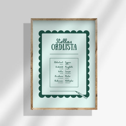 Ordlistposter i lekfull stil hängande på ljus vägg