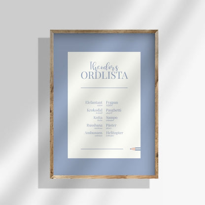 Personlig ordlistsposter med blå kant och vit mitt, 10 ord. Barnets större ordsamling med förklaringar och korrekt ord vid felsägningar, inramad av blå.