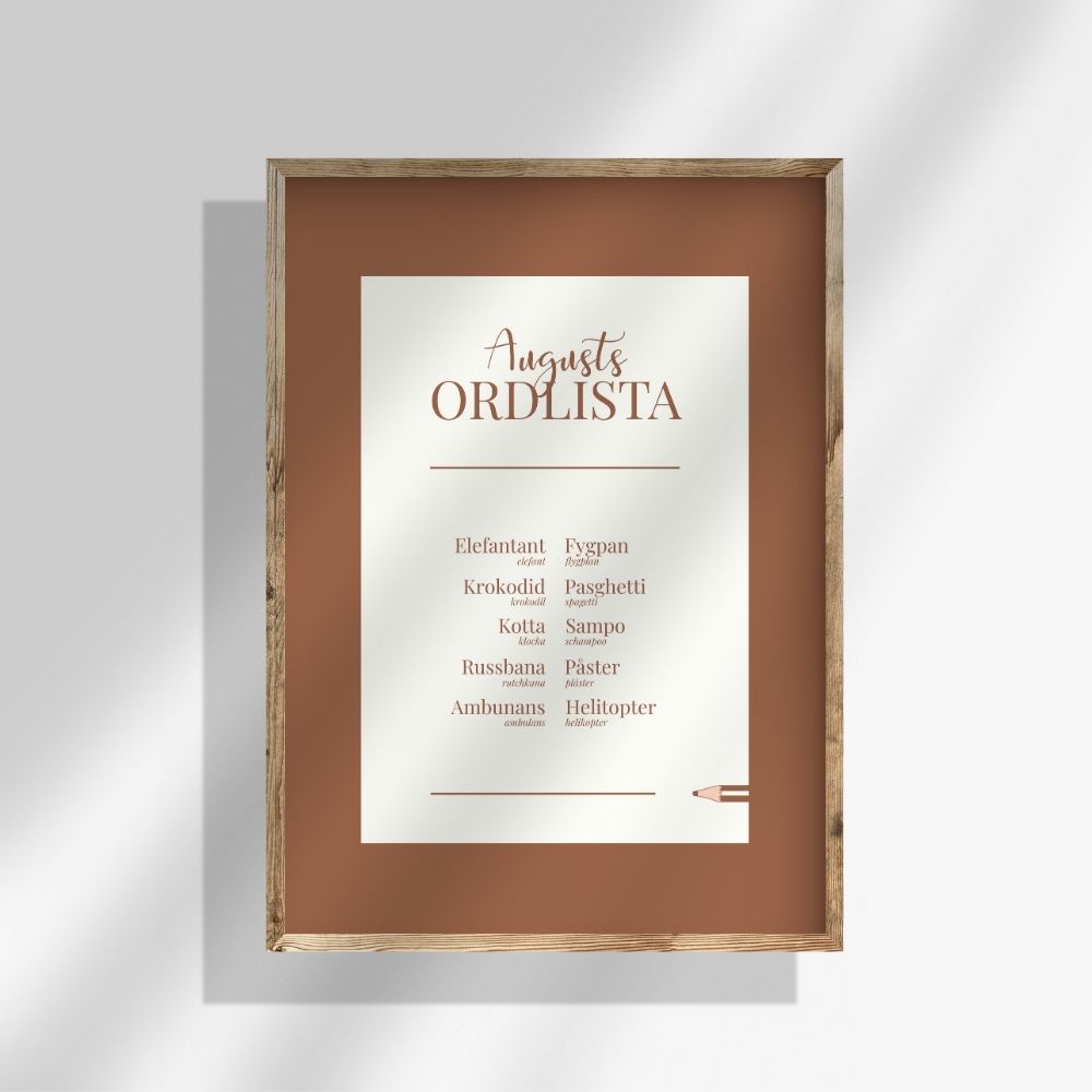 Personlig ordlistsposter med brun kantlinje och vit mittdel, 10 ord. Ditt barns utökade ordsamling med förklaringar och facit till varje felsägning.