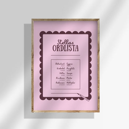 Ordlistposter i rosa/röd design hängandes på en vit vägg
