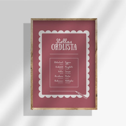 Lekfull ordlistposter i vinrött, i ram på vägg