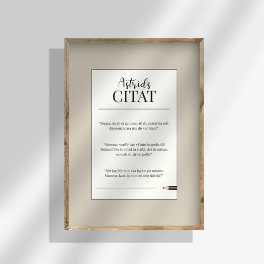 Citatposter med beige kant och vit mitt. Barnets citat i svart text på den vita centrumytan, mjukt inramad av beige.